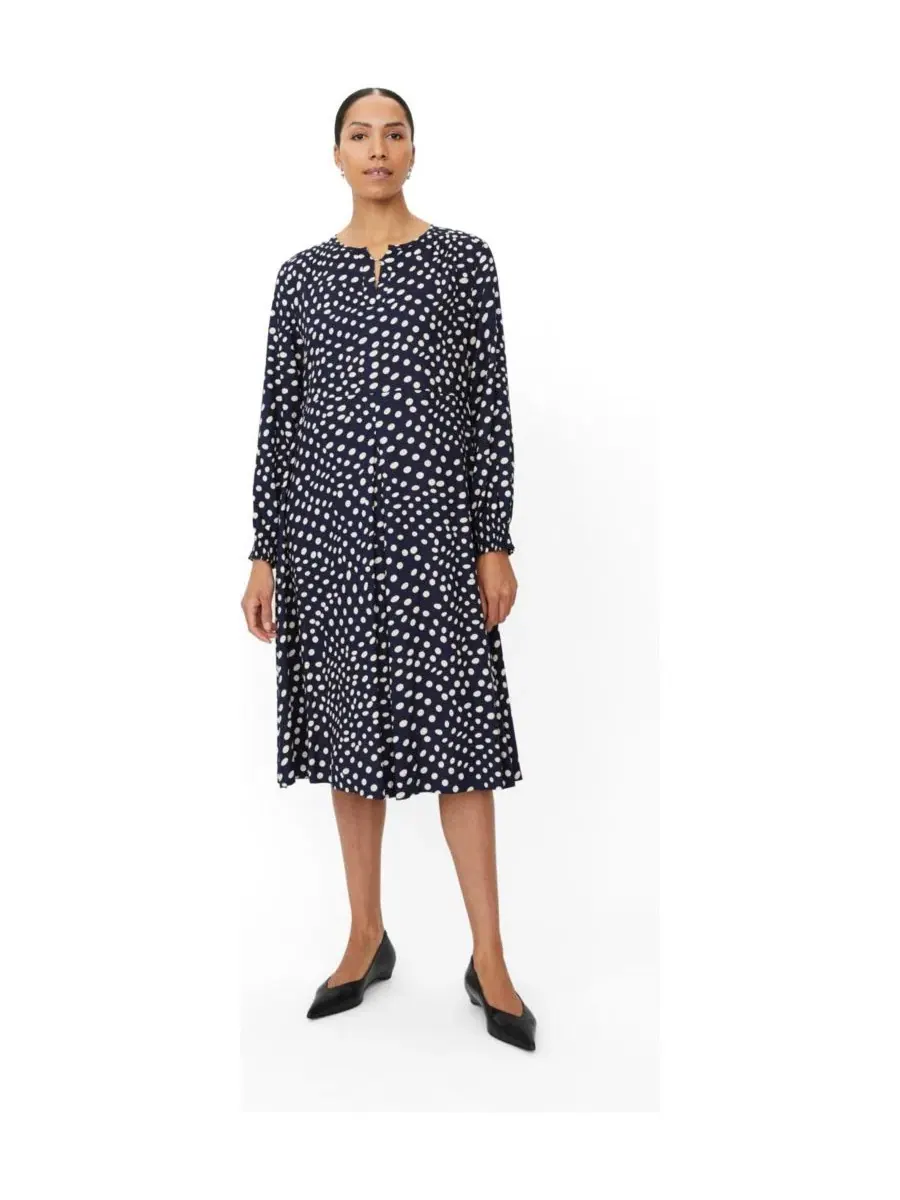 Платье миди с принтом в горошек, модель Polka Dot Midi Masai Copenhagen — изображение 1 из 6, темно-синий