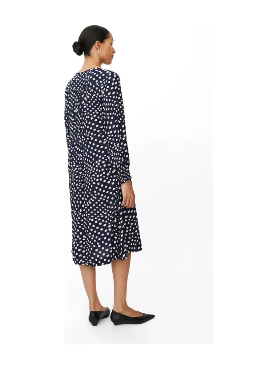 Платье миди с принтом в горошек, модель Polka Dot Midi Masai Copenhagen — изображение 2 из 6, темно-синий
