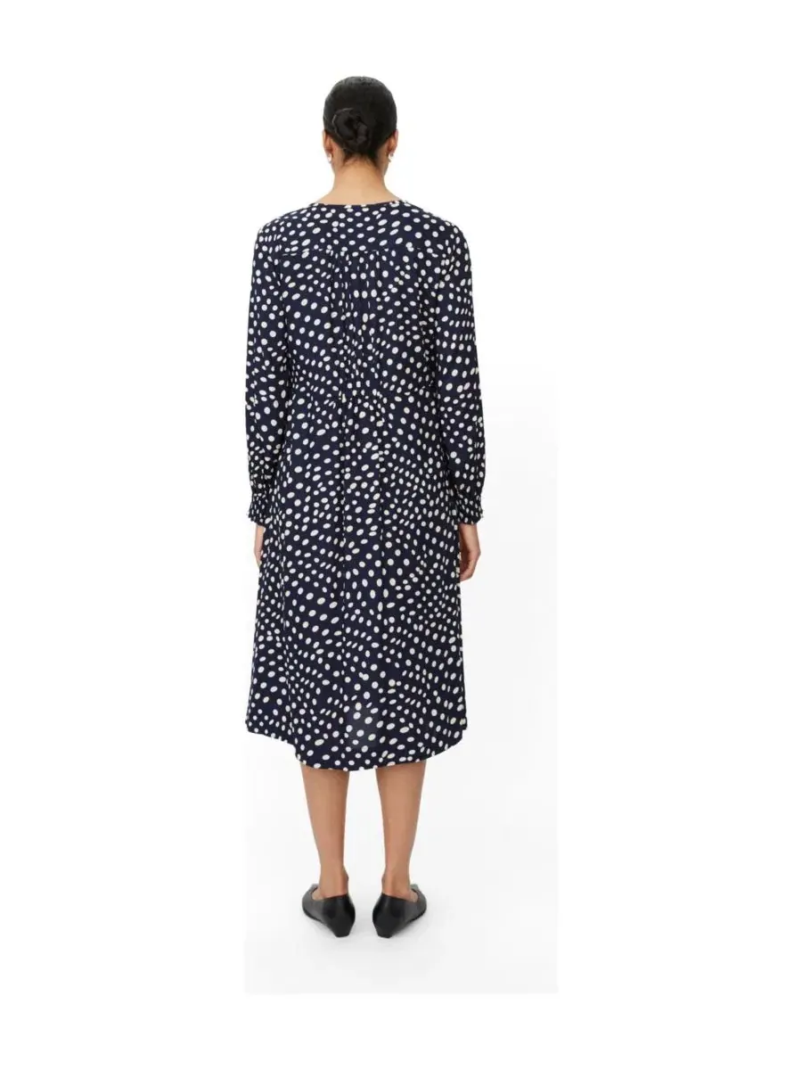 Платье миди с принтом в горошек, модель Polka Dot Midi Masai Copenhagen — изображение 3 из 6, темно-синий