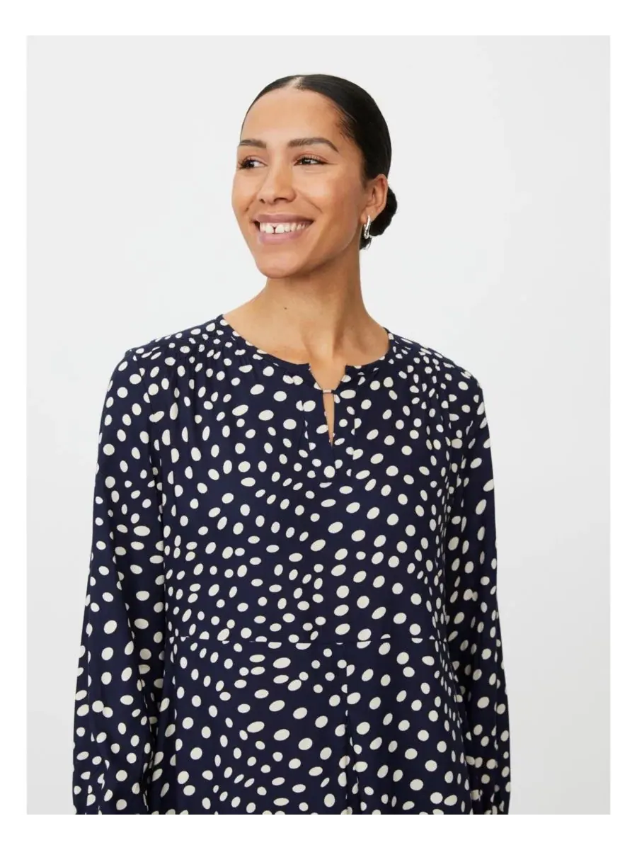 Платье миди с принтом в горошек, модель Polka Dot Midi Masai Copenhagen — изображение 4 из 6, темно-синий