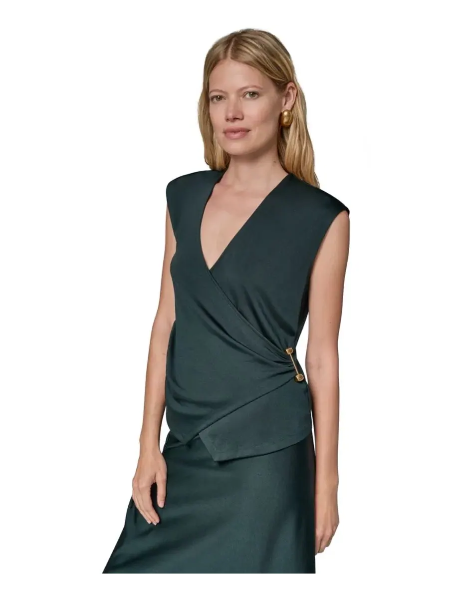 Блузка с V-образным вырезом и металлической фурнитурой Donna Karan New York — изображение 1 из 8, черный