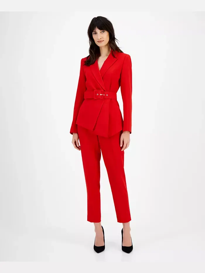 Женский комплект с асимметричным жакетом на поясе и брюками slim-fit Tahari Asl — изображение 1 из 1, красный