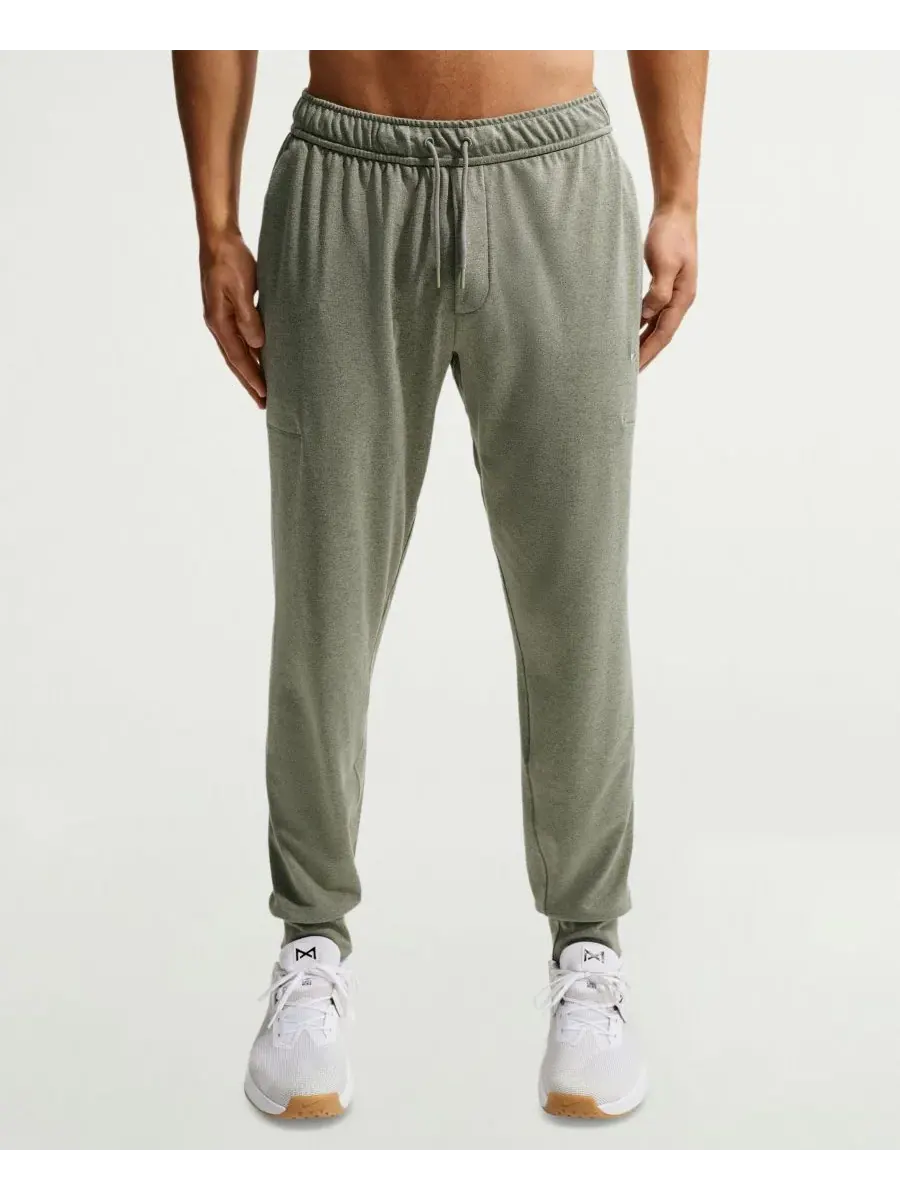 Мужские спортивные брюки Primary NanoKnit Dri-FIT с защитой от УФ-излучения Nike, светлый-army — изображение 1 из 4