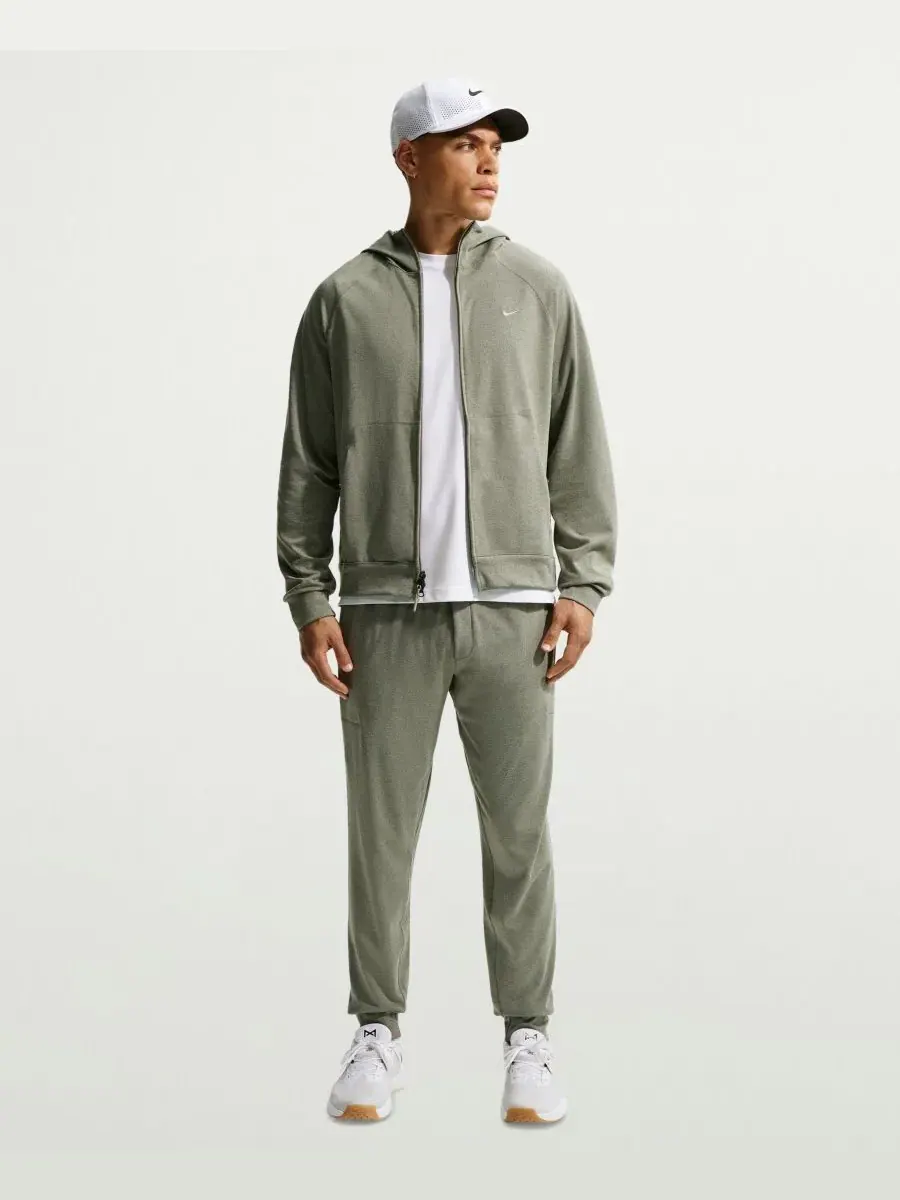 Мужские спортивные брюки Primary NanoKnit Dri-FIT с защитой от УФ-излучения Nike, светлый-army — изображение 2 из 4