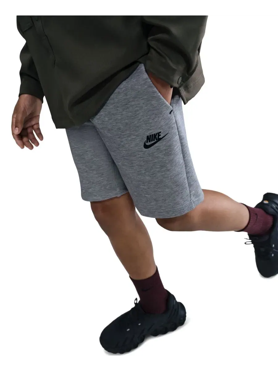 Детские спортивные флисовые шорты Sportswear Tech Fleece Shorts для мальчиков 8-20 лет Nike — изображение 2 из 5