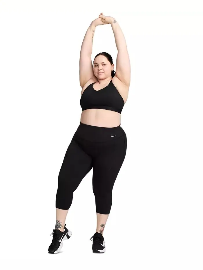 Спортивный бюстгальтер Indy Low Impact с подкладкой Plus Size Nike — изображение 4 из 7, черный/черный