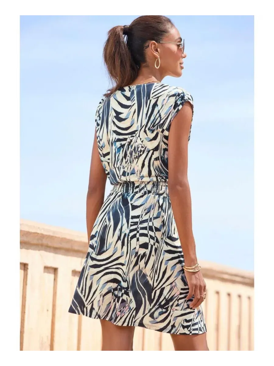 Платье женское с принтом, V-образным вырезом, без рукавов, модель Smocked Waist V-Neck Animal Print — изображение 4 из 7