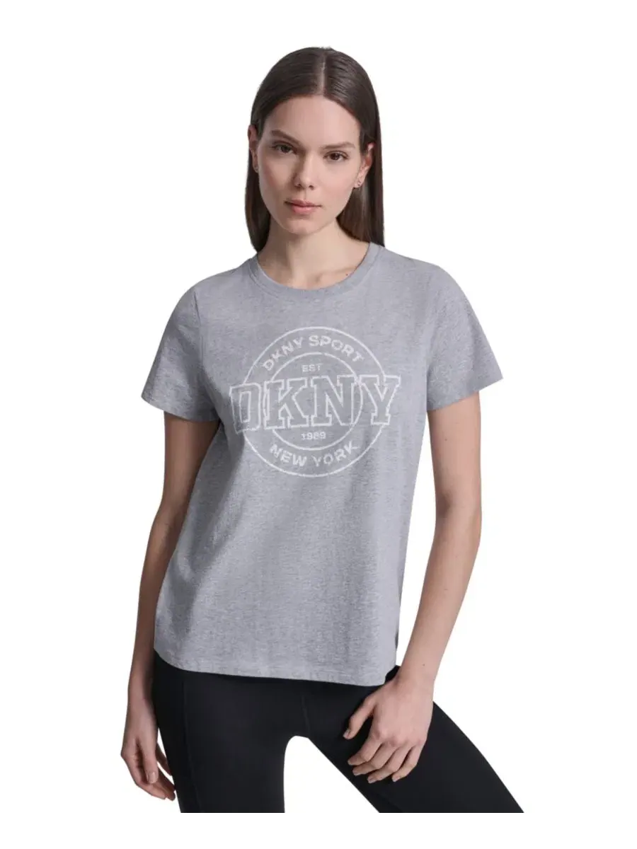 Женская футболка с логотипом университетской медали DKNY Sport — изображение 1 из 7, серый
