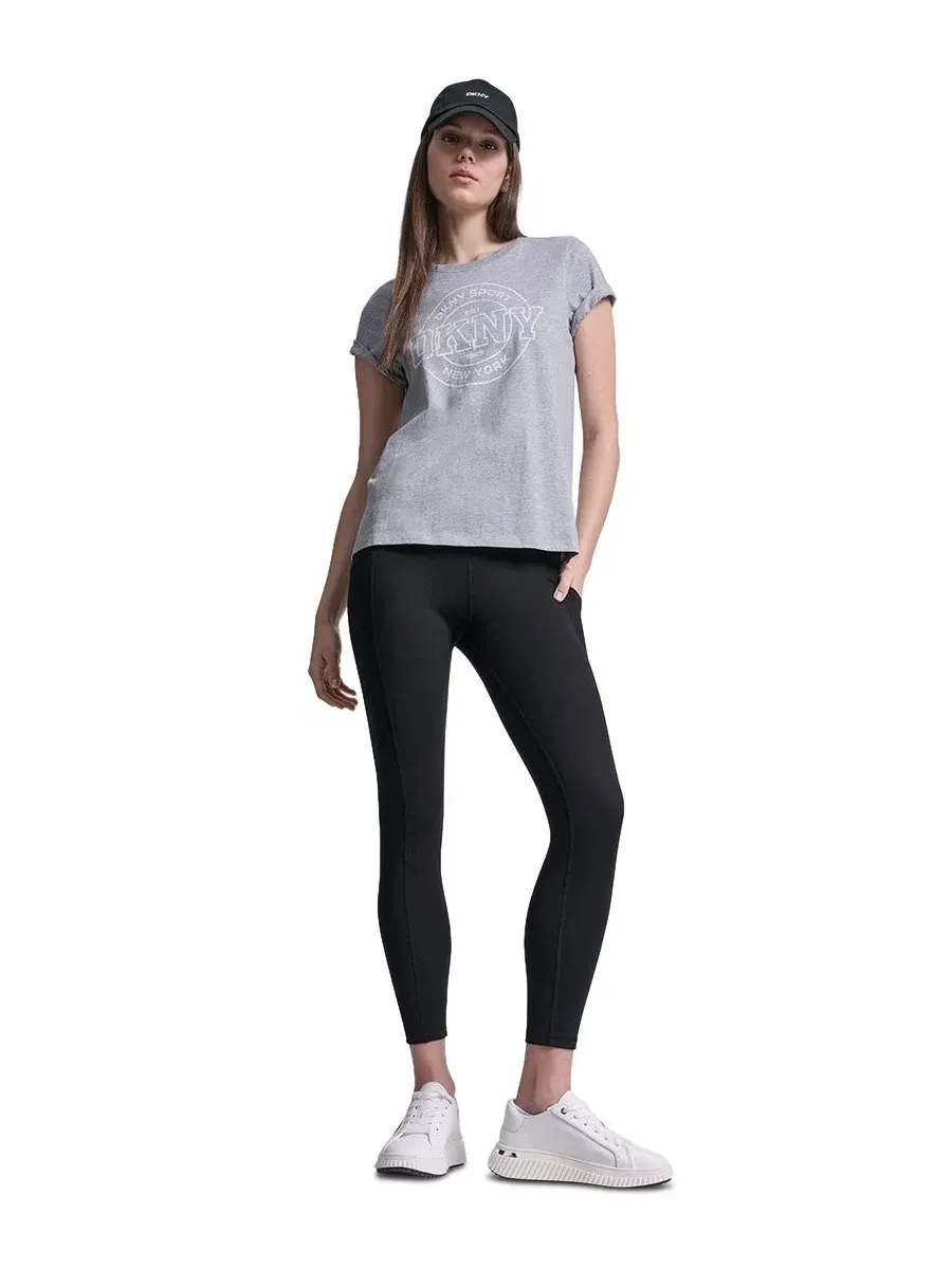 Женская футболка с логотипом университетской медали DKNY Sport — изображение 2 из 7, серый