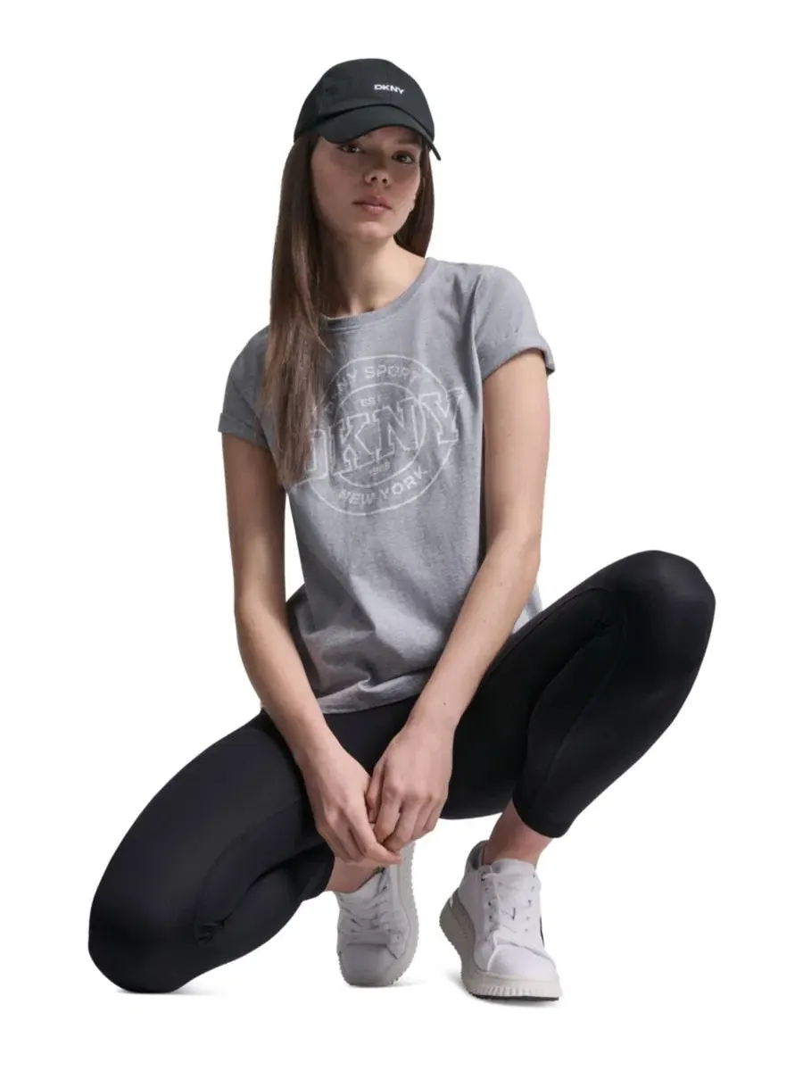Женская футболка с логотипом университетской медали DKNY Sport — изображение 3 из 7, серый