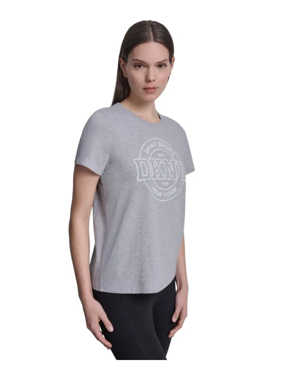 Женская футболка с логотипом университетской медали DKNY Sport — изображение 4 из 7, серый