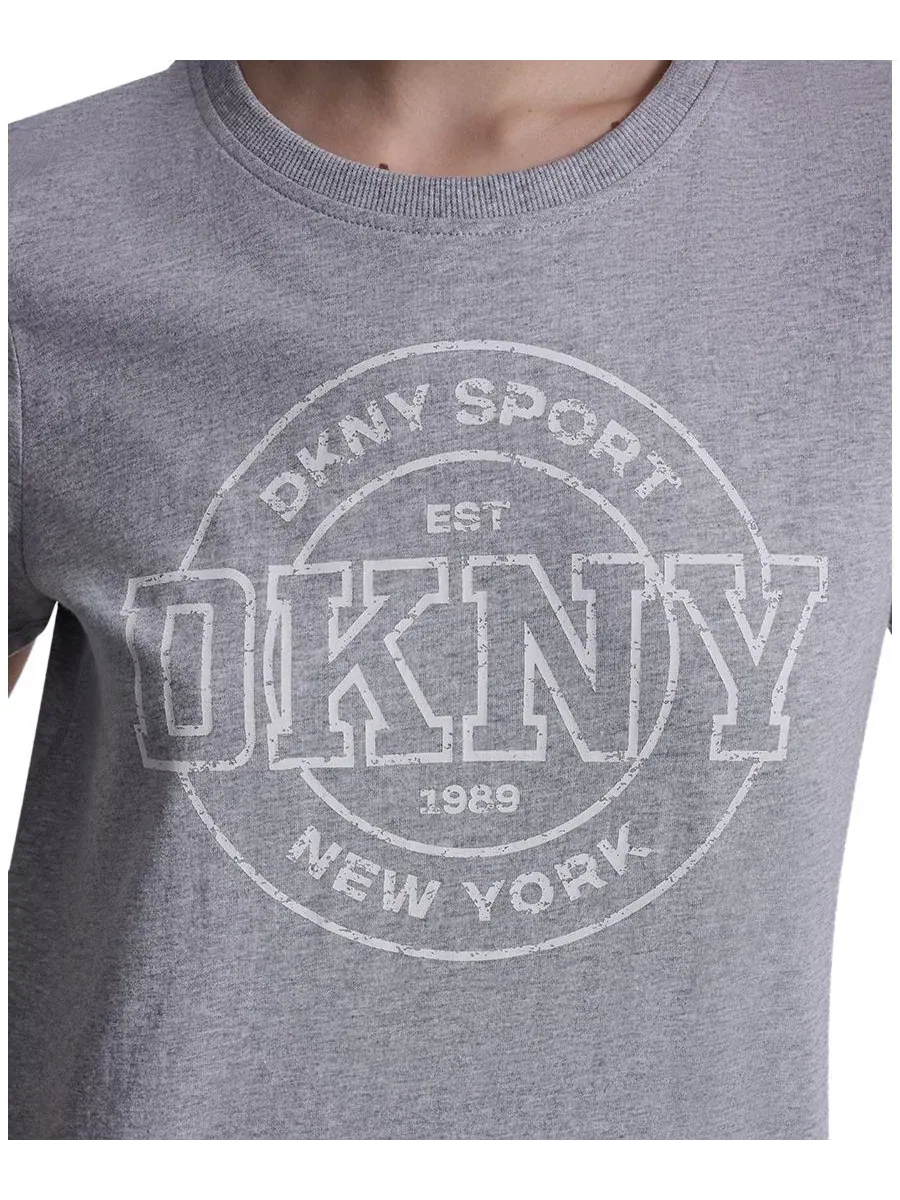 Женская футболка с логотипом университетской медали DKNY Sport — изображение 7 из 7, серый