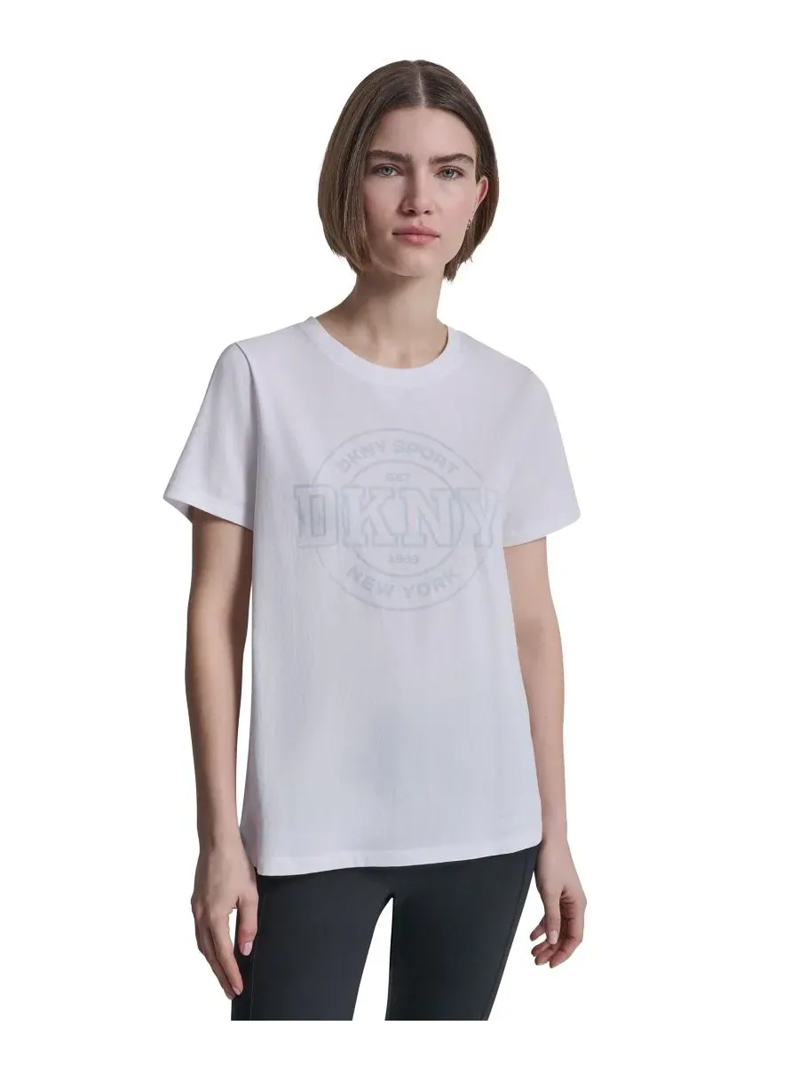Женская футболка с логотипом университетской медали DKNY Sport — изображение 1 из 5, белый