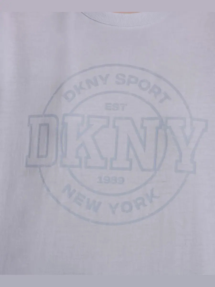 Женская футболка с логотипом университетской медали DKNY Sport — изображение 5 из 5, белый
