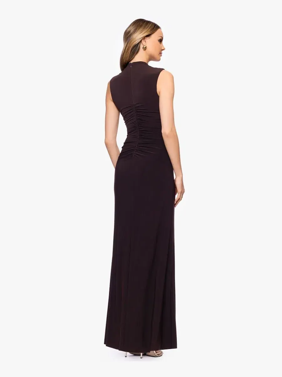 Бальное платье без рукавов с имитацией воротника, модель Petite Sleeveless Mock-Neck Ball Gown — изображение 4 из 4