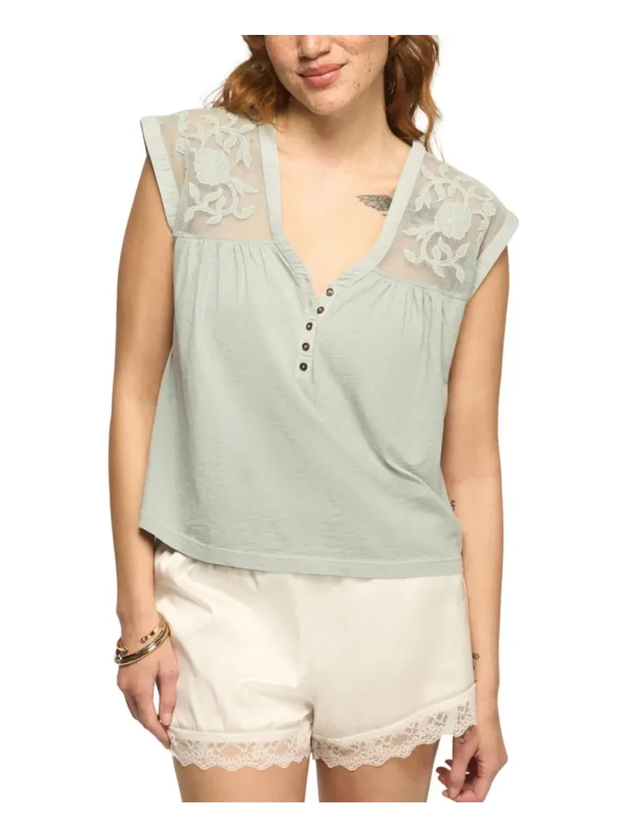 Футболка с V-образным вырезом и вышитой кокеткой, модель V-Neck Mesh Embroidered Yoke T-Shirt Lucky