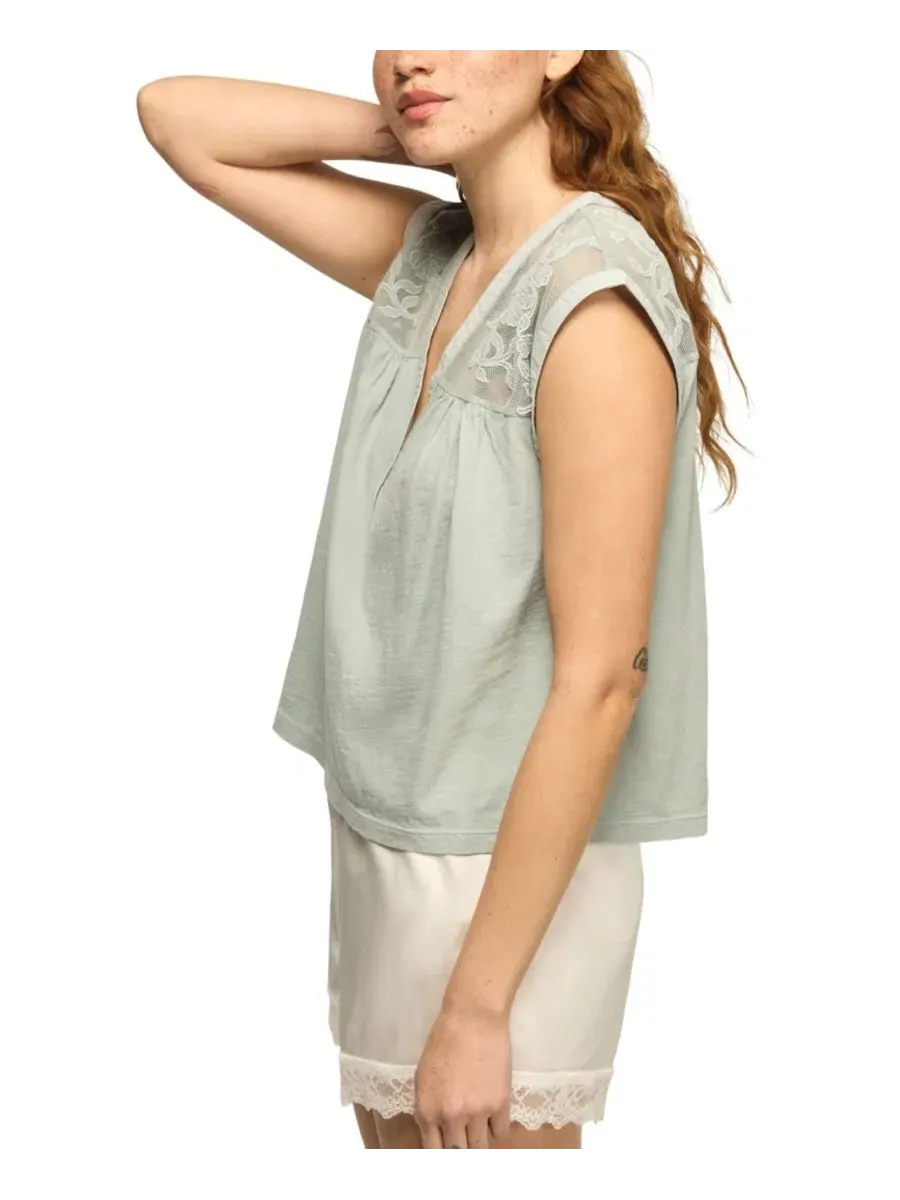 Футболка с V-образным вырезом и вышитой кокеткой, модель V-Neck Mesh Embroidered Yoke T-Shirt Lucky — изображение 3 из 6