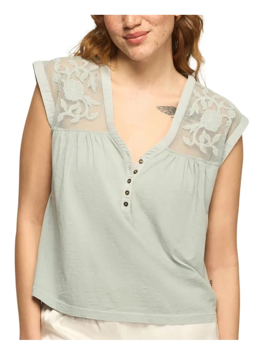 Футболка с V-образным вырезом и вышитой кокеткой, модель V-Neck Mesh Embroidered Yoke T-Shirt Lucky — изображение 4 из 6