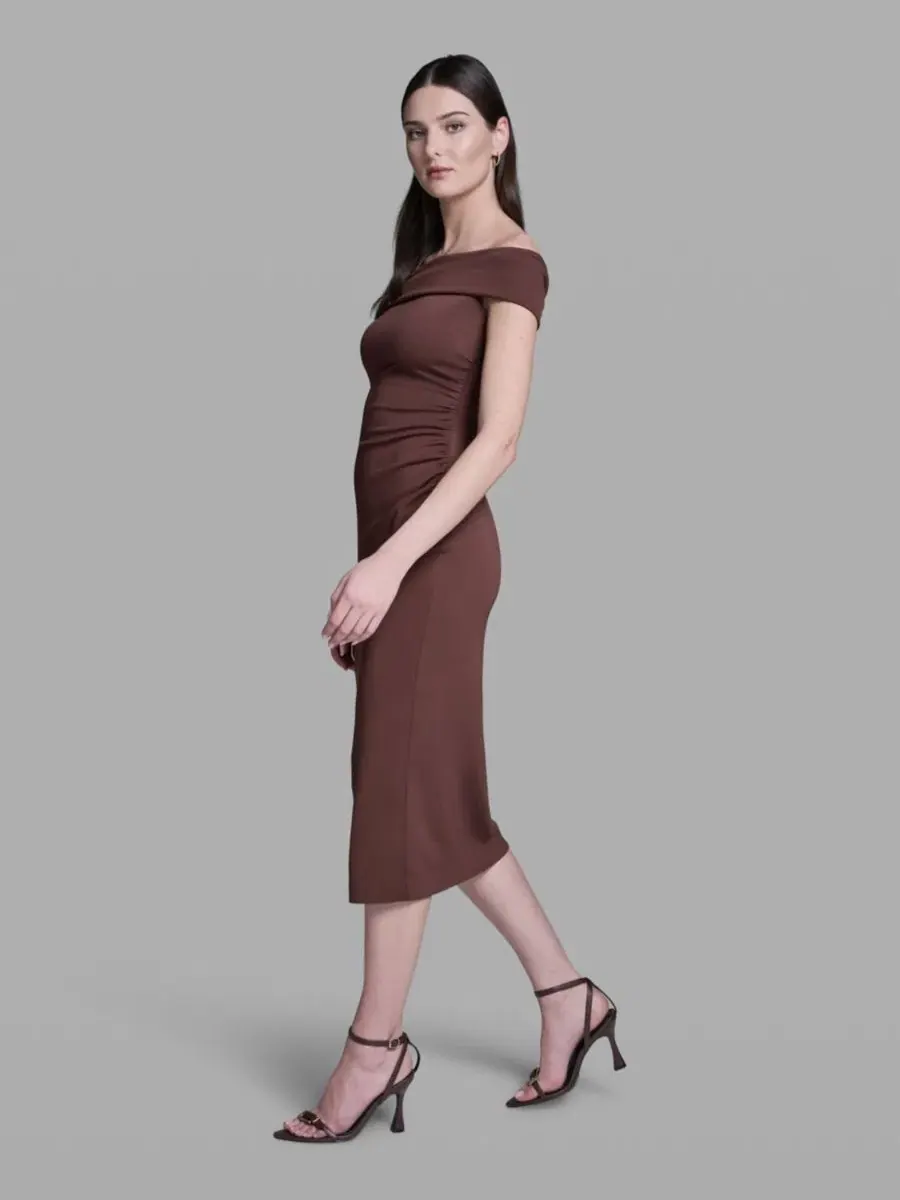 Платье-миди без рукавов с боковой драпировкой BCBG, Espresso Dusk — изображение 3 из 5, бежевый