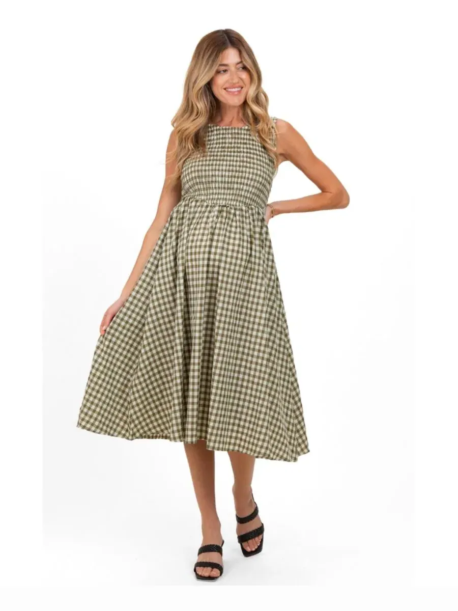 Платье-миди без рукавов на кокетке с принтом гингем, модель Gingham Smocked Sleeveless Maternity — изображение 1 из 3