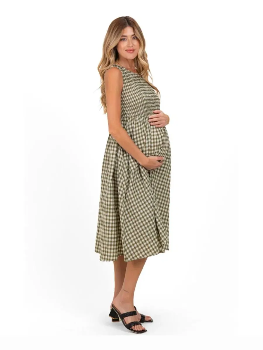 Платье-миди без рукавов на кокетке с принтом гингем, модель Gingham Smocked Sleeveless Maternity — изображение 2 из 3