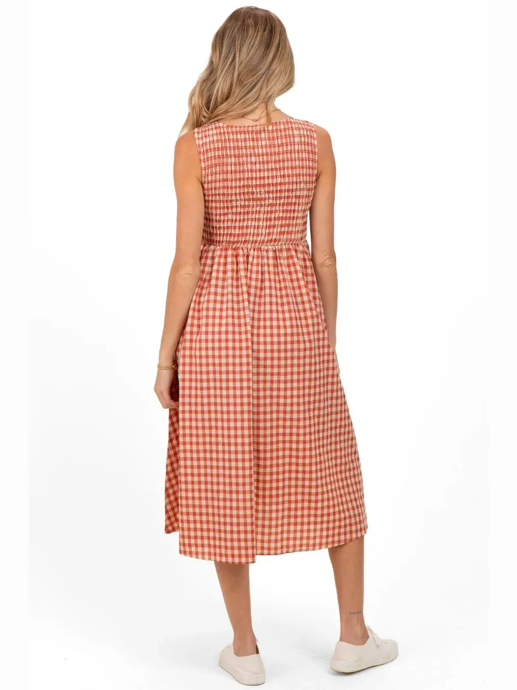 Платье-макси с запахом, без рукавов, Gingham Smocked Sleeveless Maternity Midi Dress Pinkblush — изображение 2 из 3, красный