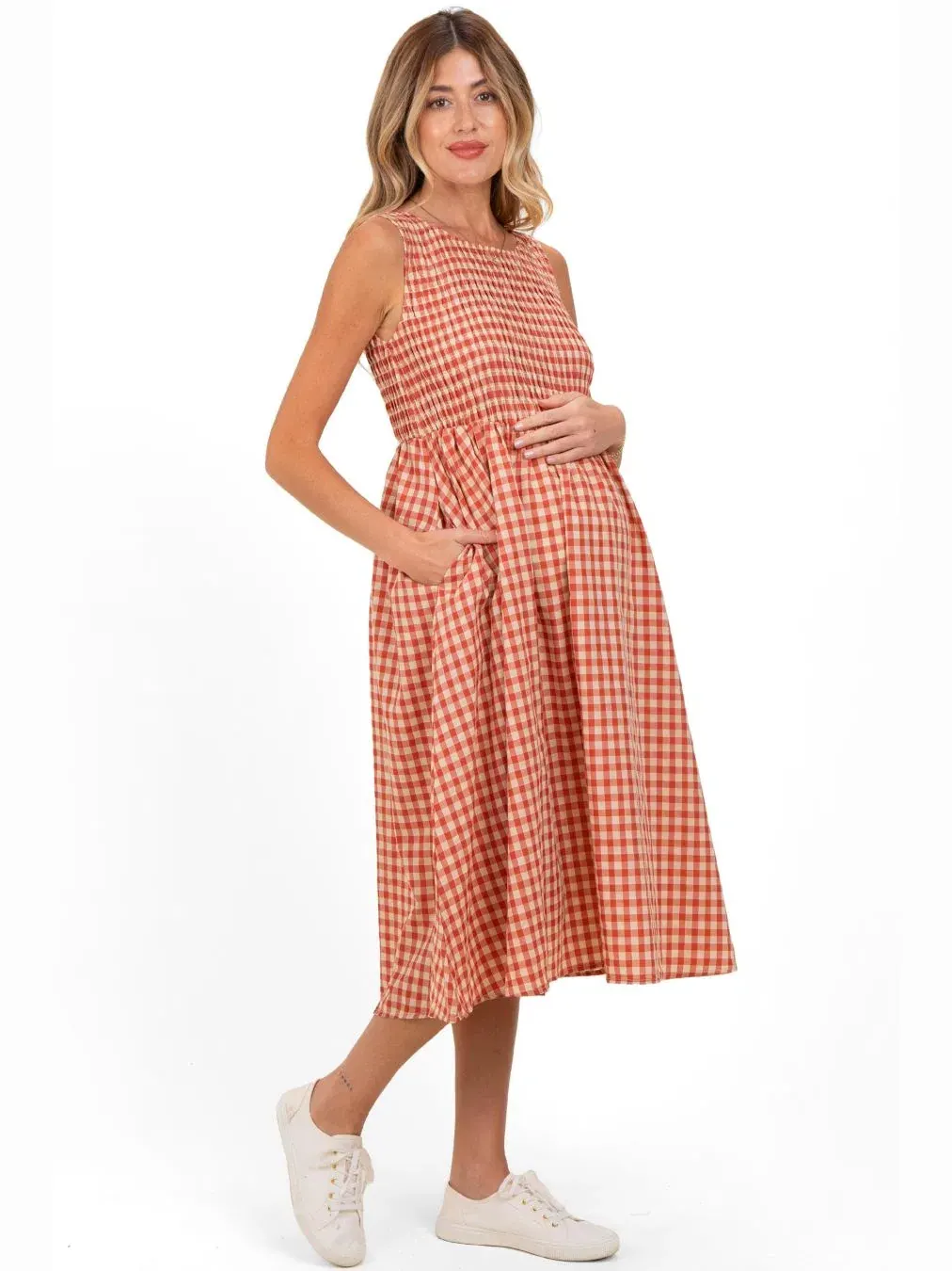 Платье-макси с запахом, без рукавов, Gingham Smocked Sleeveless Maternity Midi Dress Pinkblush — изображение 3 из 3, красный
