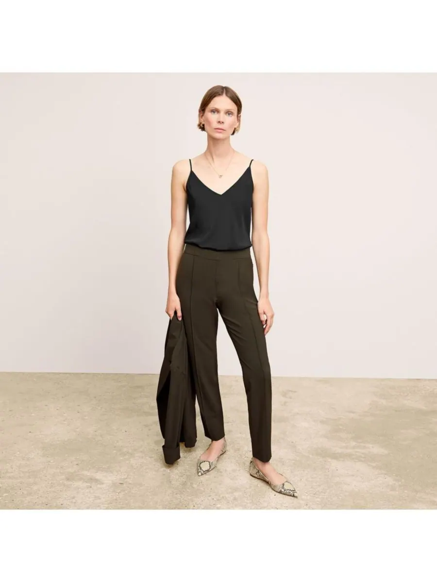 Женские дорожные брюки Colby Travel Pant - OrigamiTech MMLaFleur — изображение 2 из 9, оливковый