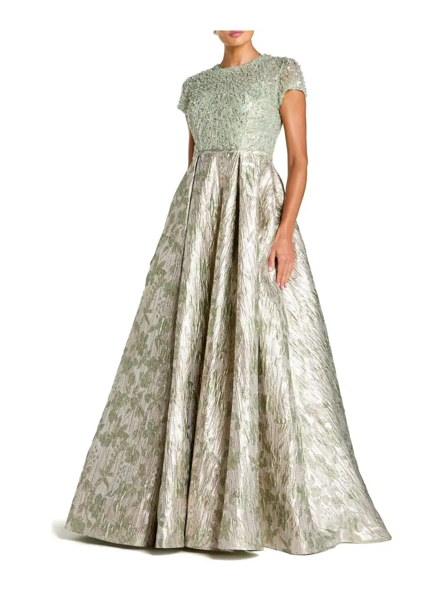 Бальное платье с блестящим лифом и металлической юбкой, модель Beaded Cap Sleeve Ball Gown Mac — изображение 1 из 3