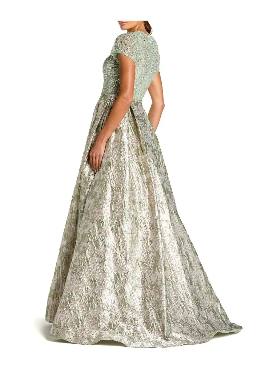 Бальное платье с блестящим лифом и металлической юбкой, модель Beaded Cap Sleeve Ball Gown Mac — изображение 2 из 3