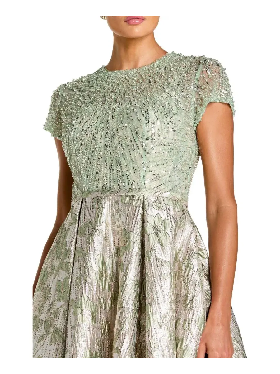 Бальное платье с блестящим лифом и металлической юбкой, модель Beaded Cap Sleeve Ball Gown Mac — изображение 3 из 3