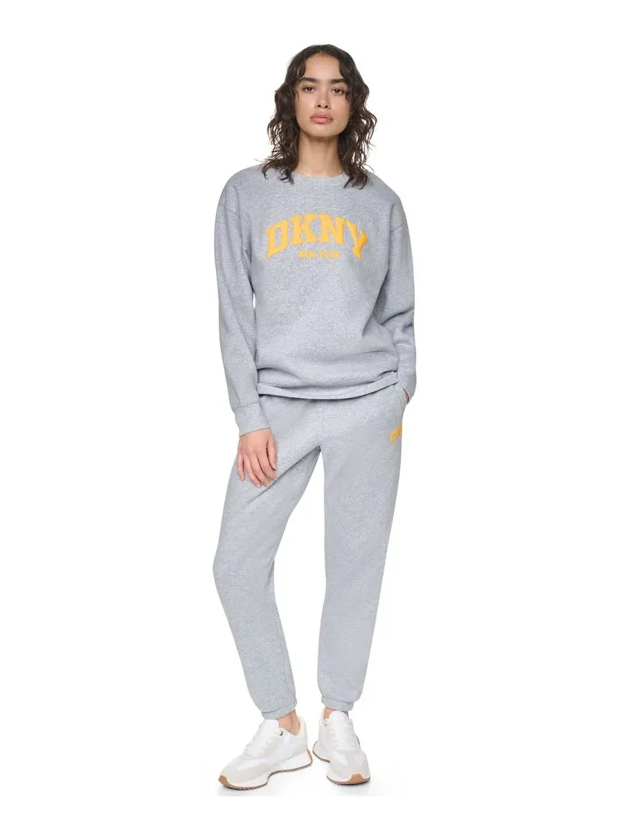 Женский свитшот с длинным рукавом и принтом Varsity Puff Logo DKNY Sport, Pgh/Taxi Cab — изображение 2 из 5