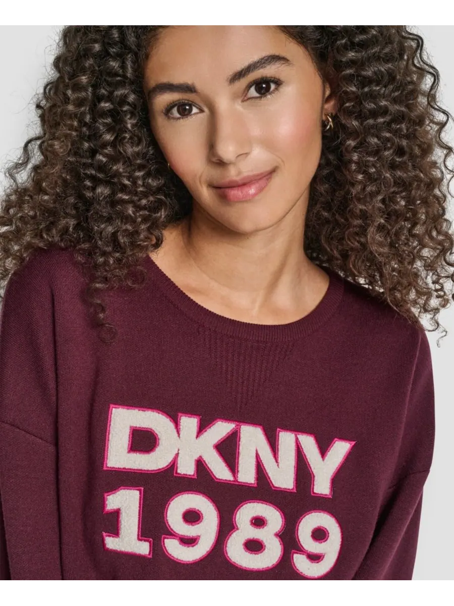 Женский свитер с текстурированным логотипом и круглым вырезом DKNY — изображение 4 из 5, сирахский