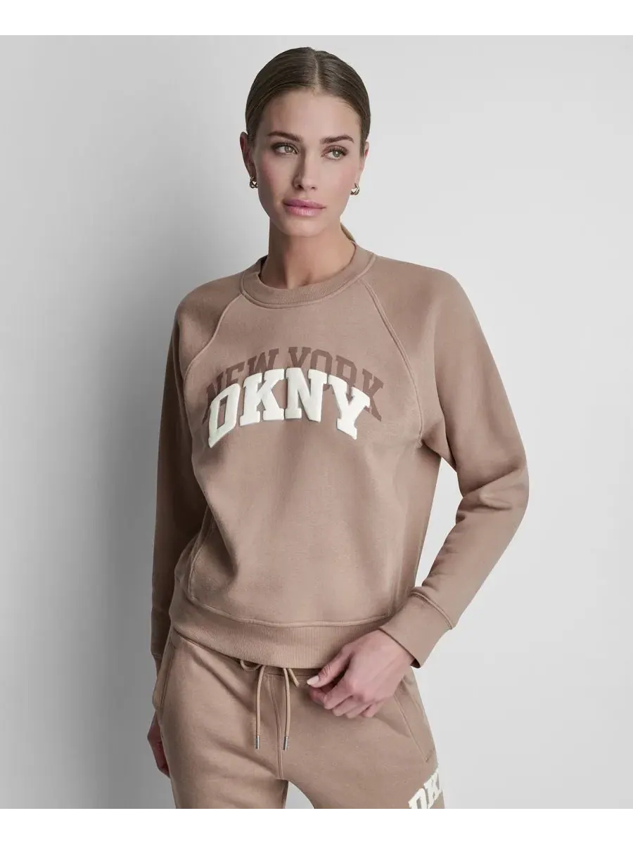 Женский свитшот с круглым вырезом и логотипом Shadow Varsity DKNY Sport, Woodsmoke