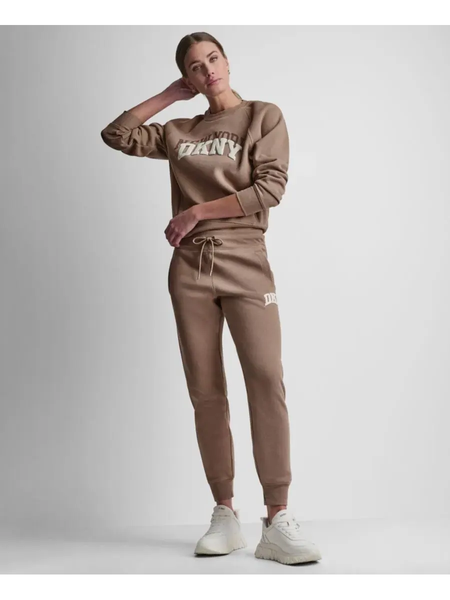 Женский свитшот с круглым вырезом и логотипом Shadow Varsity DKNY Sport, Woodsmoke — изображение 4 из 7
