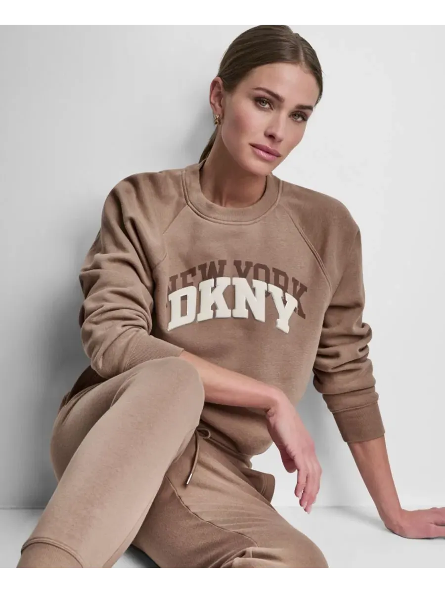 Женский свитшот с круглым вырезом и логотипом Shadow Varsity DKNY Sport, Woodsmoke — изображение 5 из 7