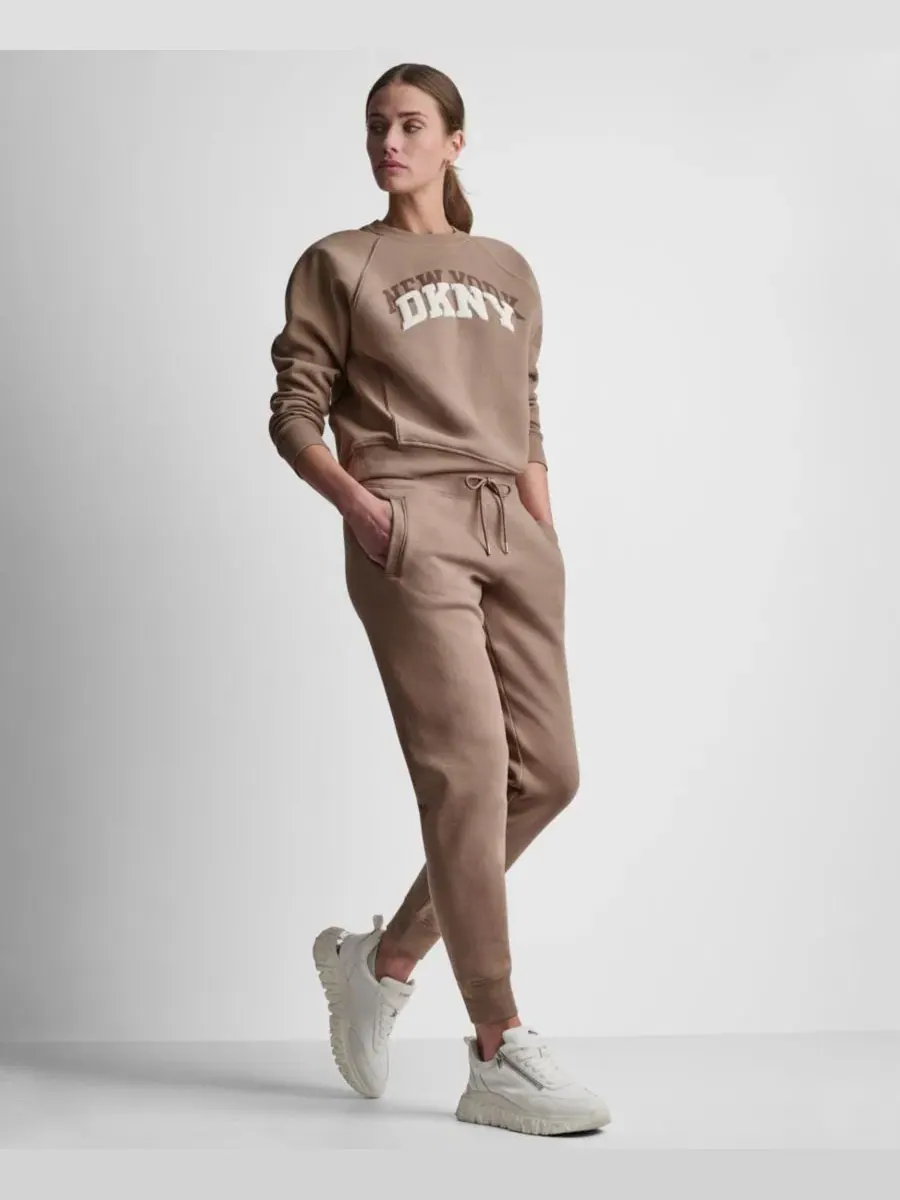 Женский свитшот с круглым вырезом и логотипом Shadow Varsity DKNY Sport, Woodsmoke — изображение 6 из 7