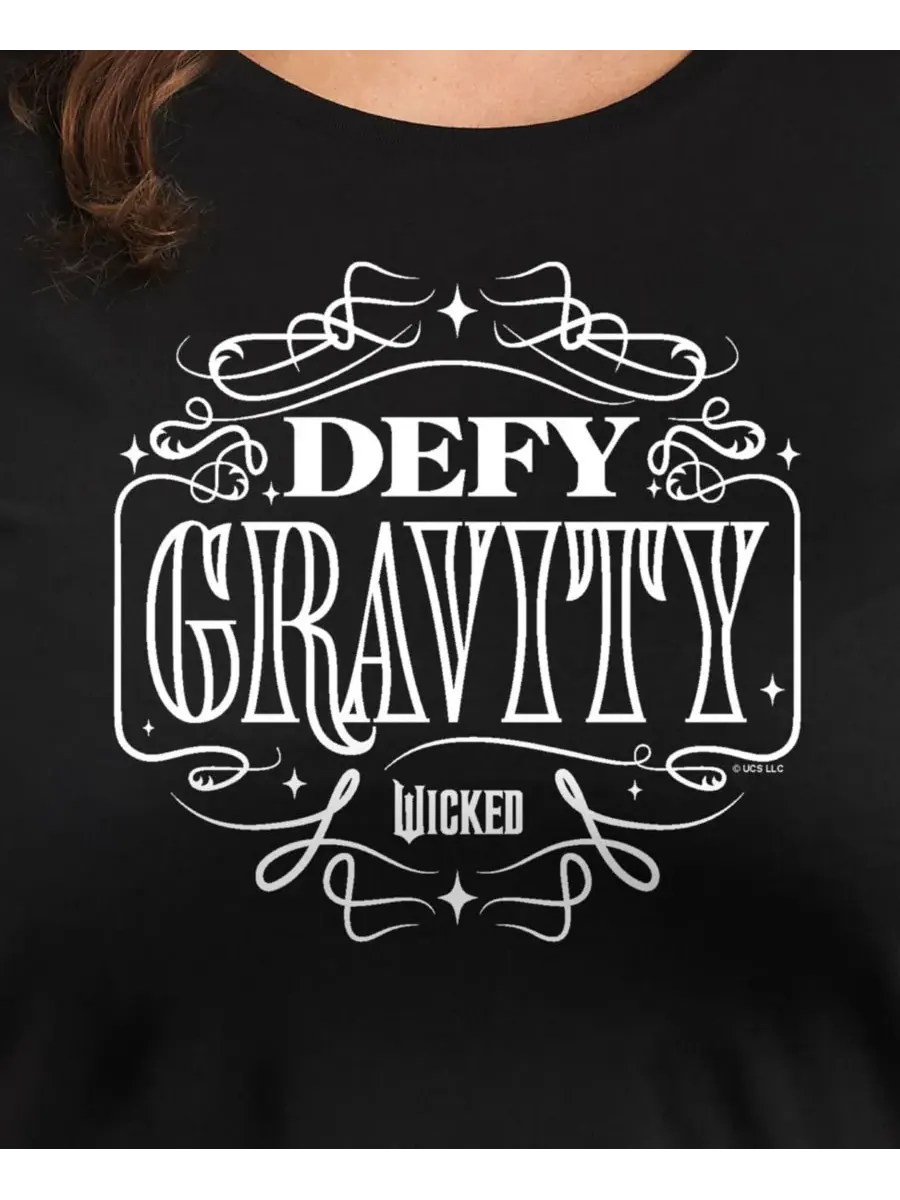 Модная футболка большого размера с графическим принтом "Wicked Defy Gravity" и круглым вырезом — изображение 3 из 3, черный