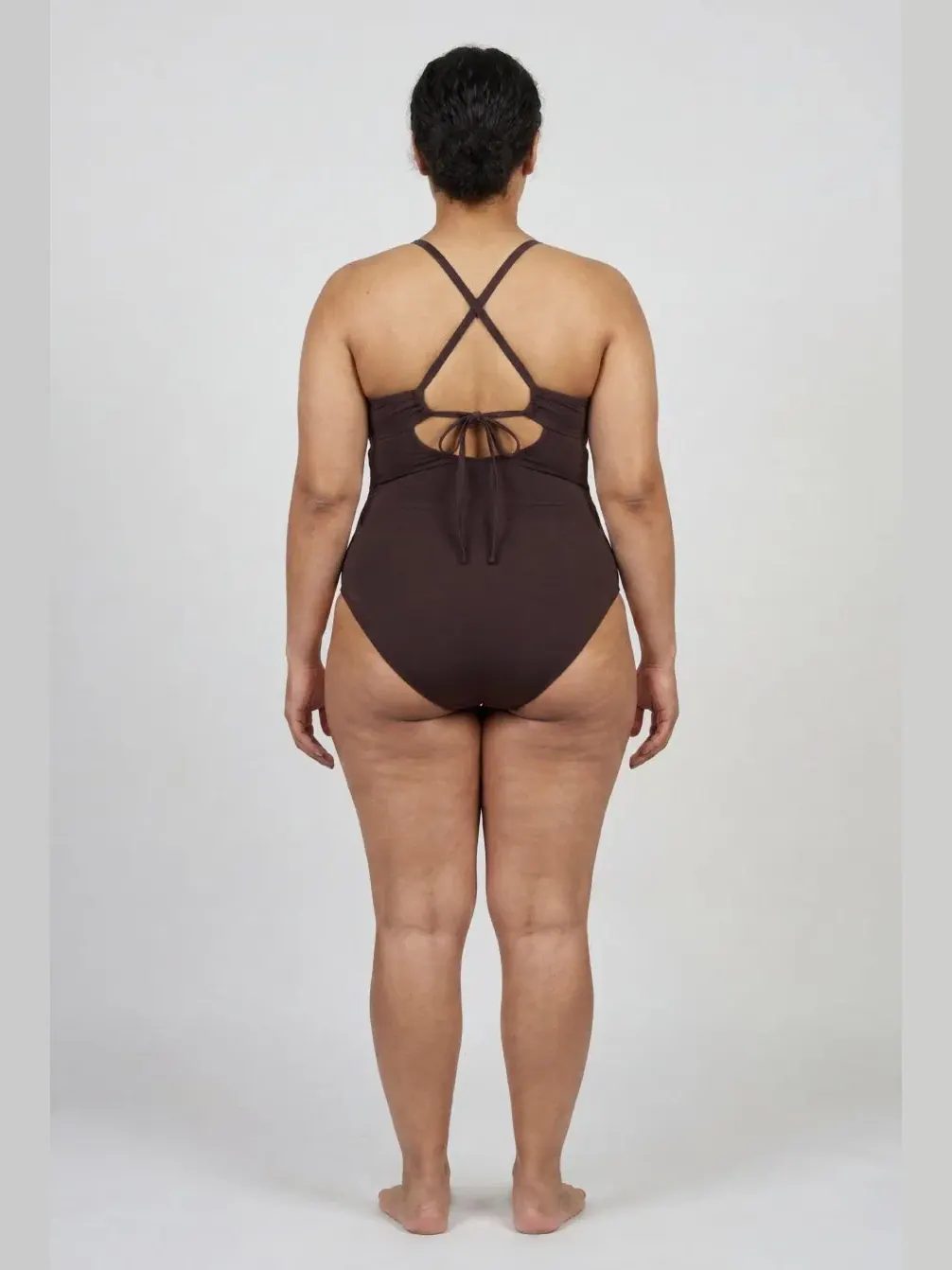 Женский слитный купальник с перекрестной спинкой и высоким воротником Swimsuits For All, эспрессо — изображение 2 из 3