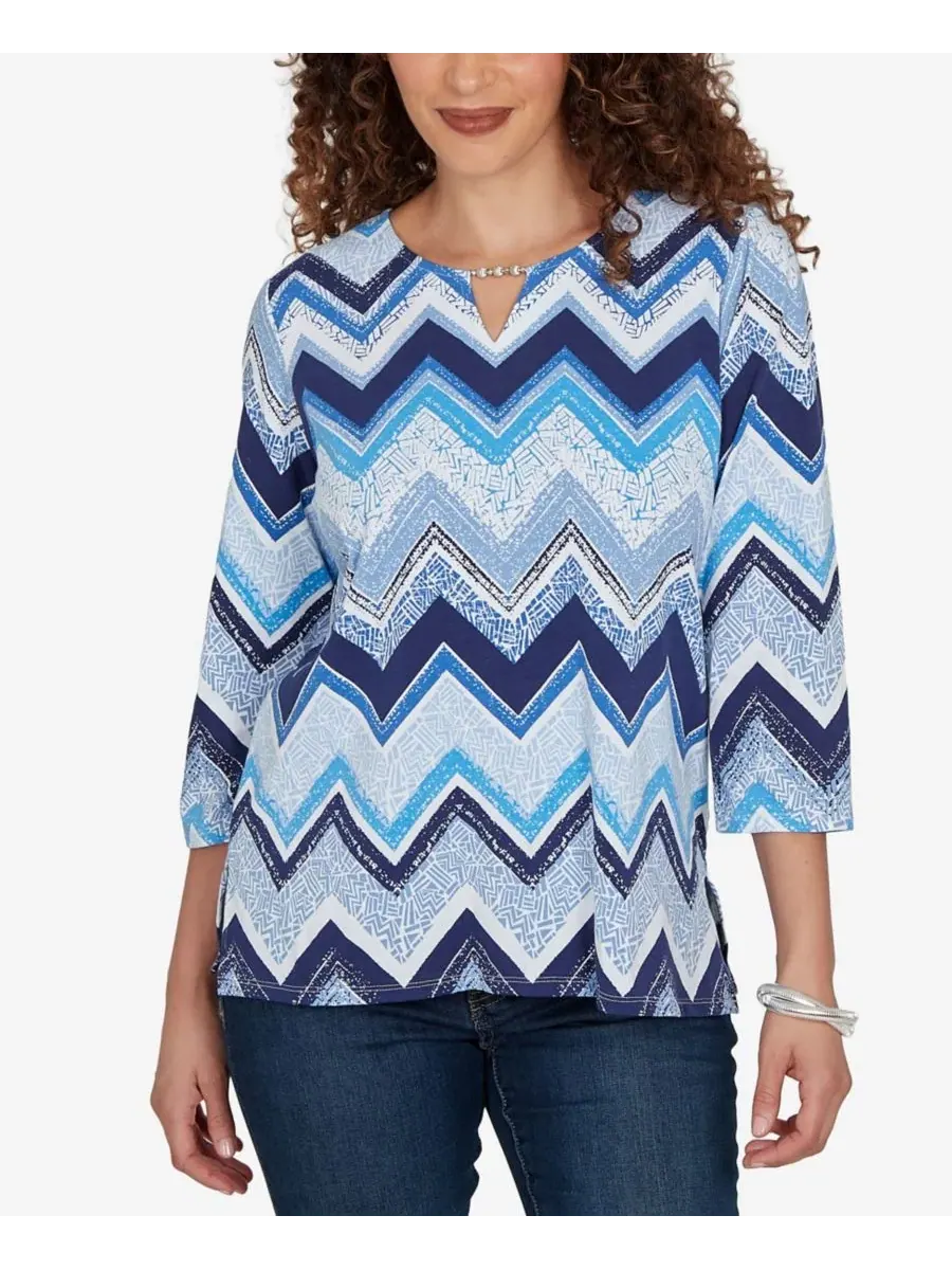 Топ с V-образным вырезом, с принтом, Petite Chevron Blues Split Neck Top Alfred Dunner — изображение 1 из 5, джинсовый синий