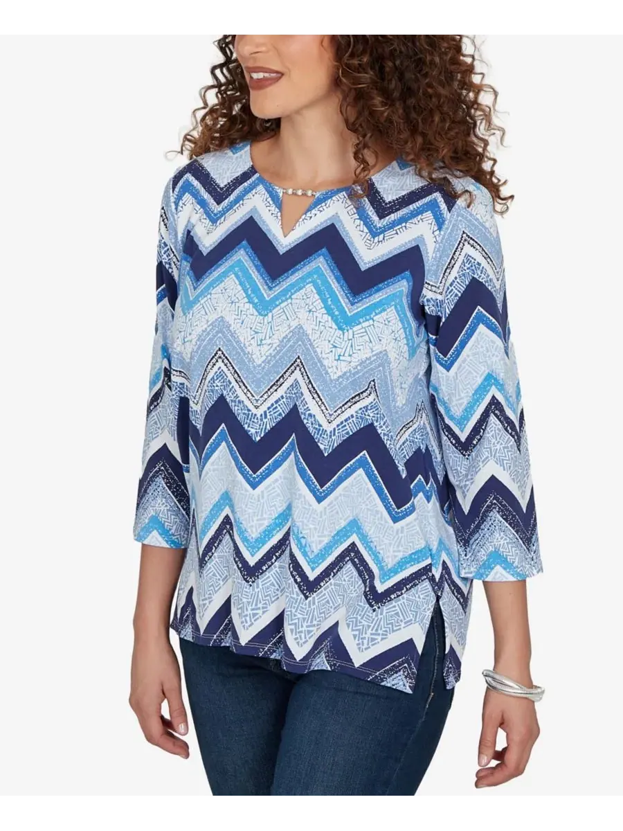 Топ с V-образным вырезом, с принтом, Petite Chevron Blues Split Neck Top Alfred Dunner — изображение 2 из 5, джинсовый синий