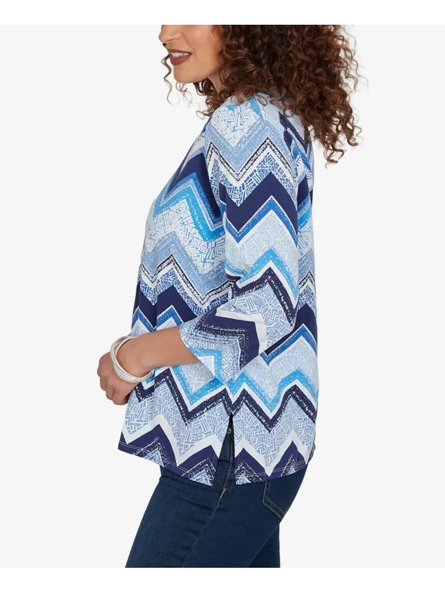 Топ с V-образным вырезом, с принтом, Petite Chevron Blues Split Neck Top Alfred Dunner — изображение 3 из 5, джинсовый синий