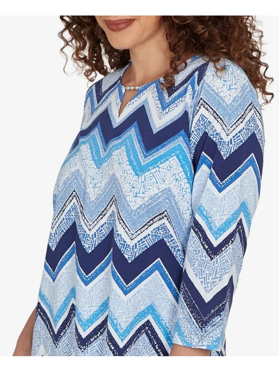 Топ с V-образным вырезом, с принтом, Petite Chevron Blues Split Neck Top Alfred Dunner — изображение 4 из 5, джинсовый синий