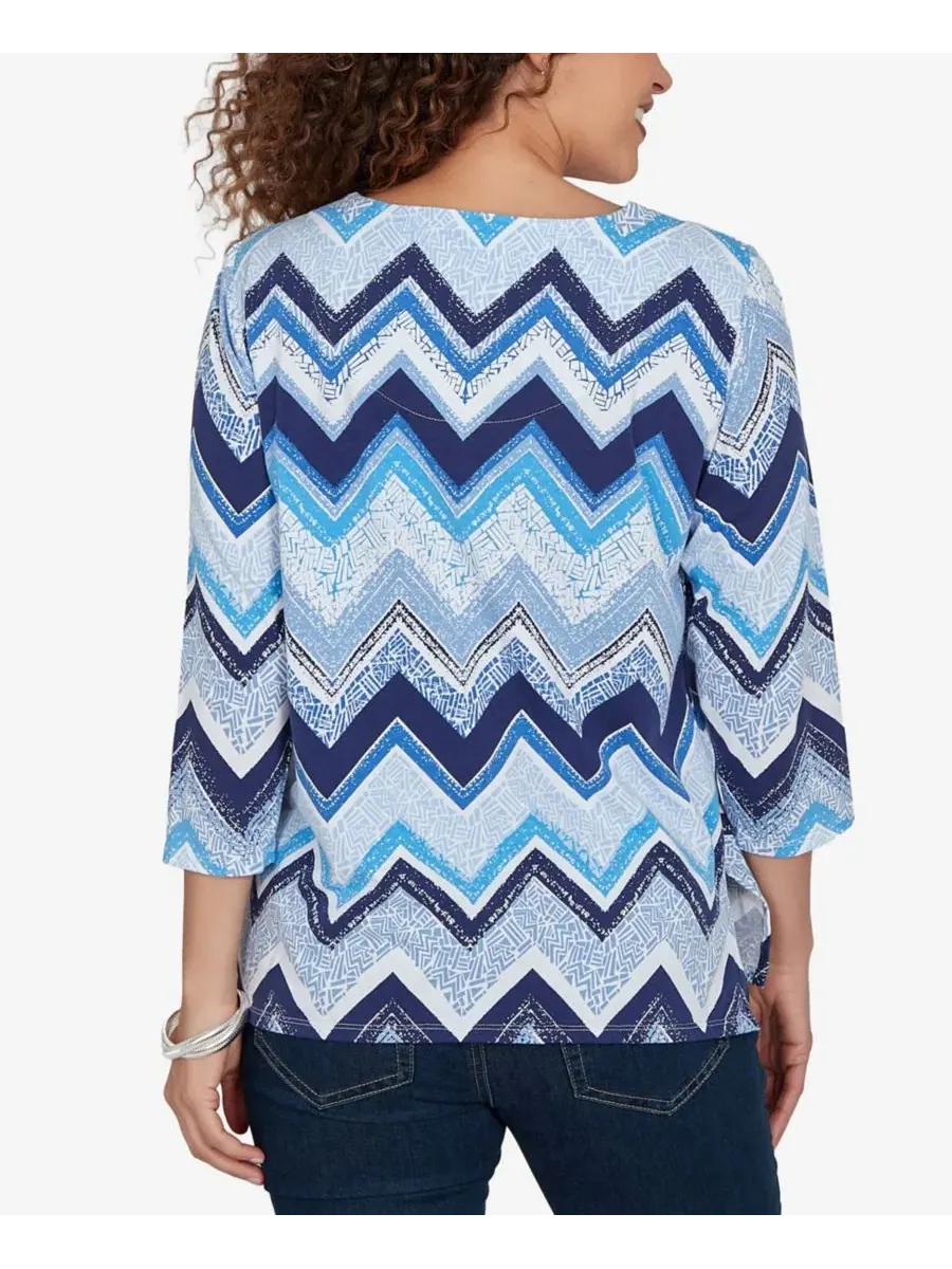 Топ с V-образным вырезом, с принтом, Petite Chevron Blues Split Neck Top Alfred Dunner — изображение 5 из 5, джинсовый синий