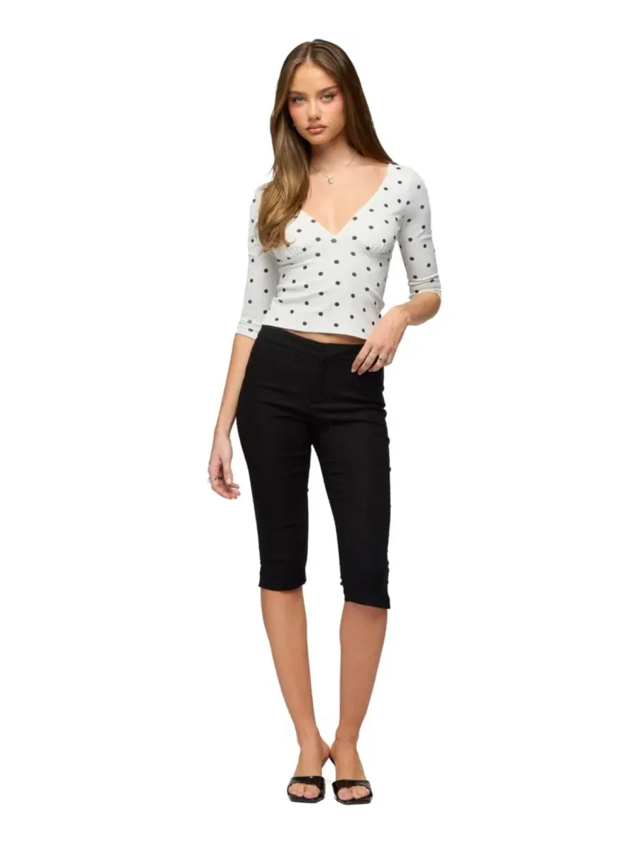 Топ с V-образным вырезом с принтом в горошек Katey V Neck Polka Dot Top Edikted — изображение 3 из 5, белый--черный