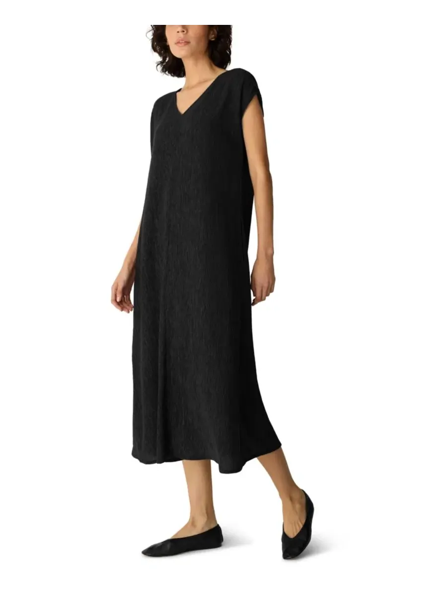 Платье-миди из плиссе с V-образным вырезом A-силуэта Eileen Fisher — изображение 2 из 4, черный