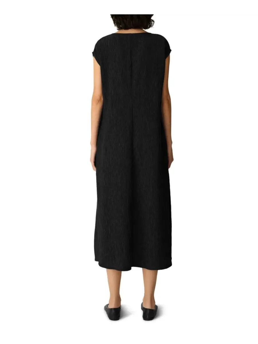 Платье-миди из плиссе с V-образным вырезом A-силуэта Eileen Fisher — изображение 4 из 4, черный