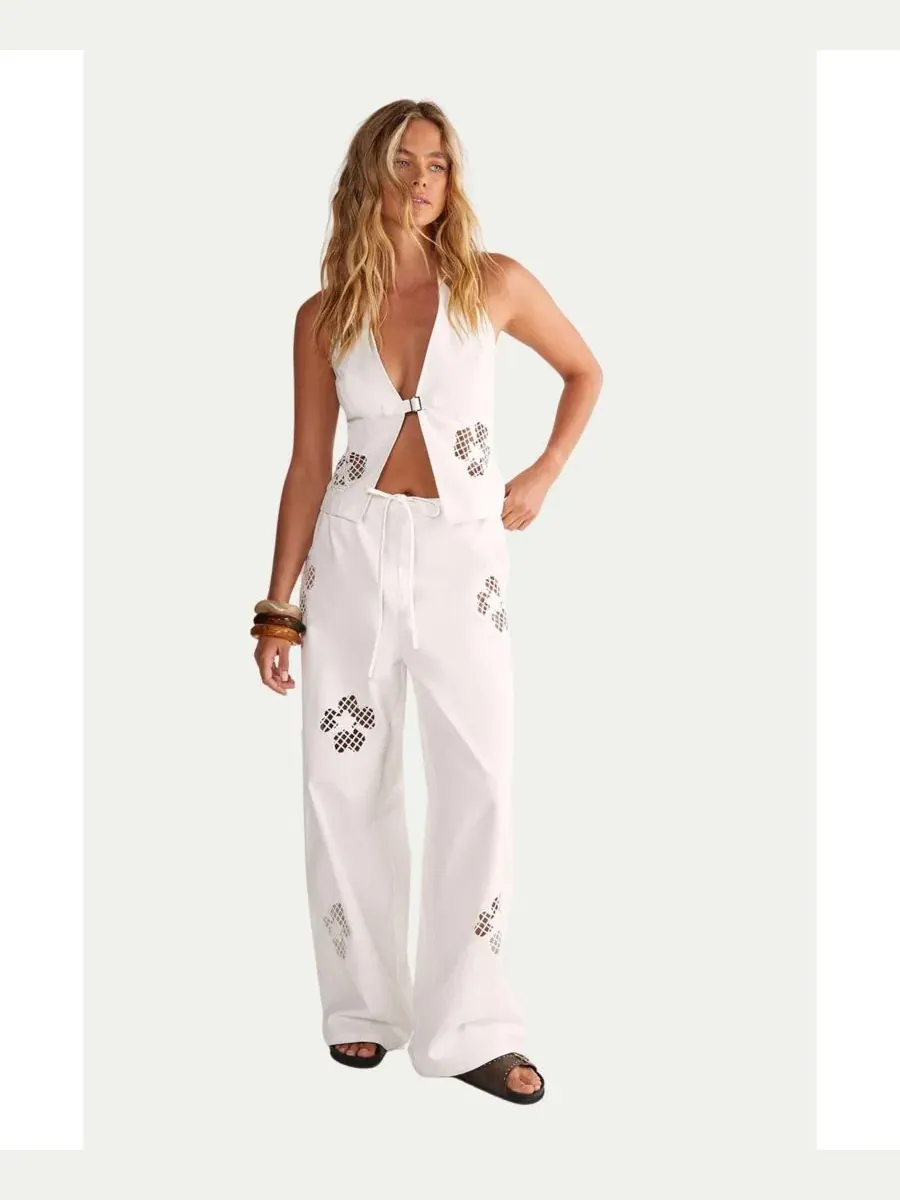 Женские брюки-карго с цветочным перфорированным узором, модель Floral Cutwork Cargo Pants Nasty Gal — изображение 1 из 5