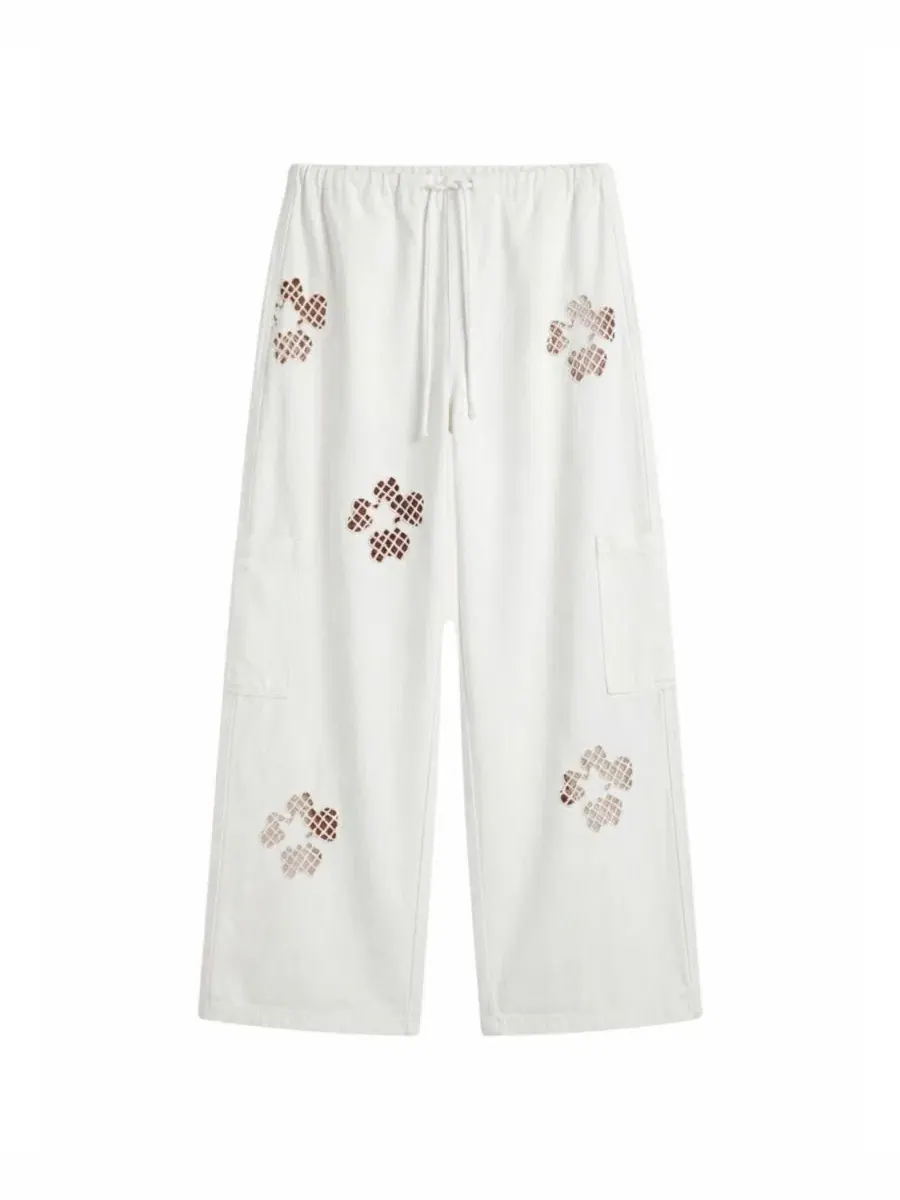 Женские брюки-карго с цветочным перфорированным узором, модель Floral Cutwork Cargo Pants Nasty Gal — изображение 2 из 5
