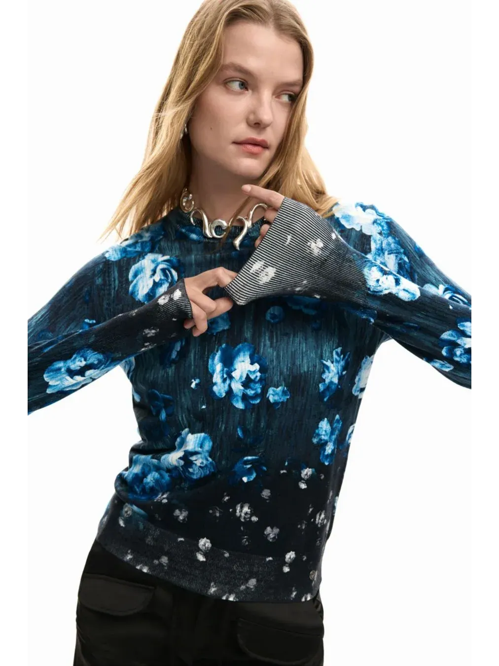 Изящный женский свитер с цветочным принтом Desigual — изображение 4 из 6, черный